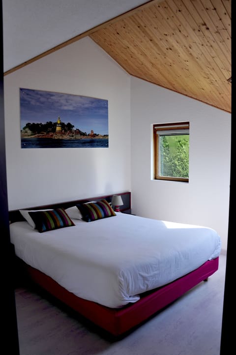 Desk, blackout drapes, iron/ironing board, cribs/infant beds