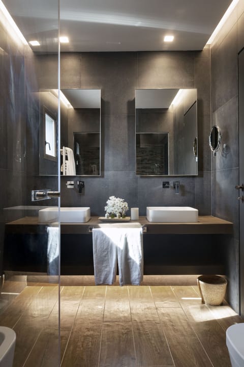 Superior Suite | Bathroom | Free toiletries, hair dryer, bathrobes, slippers