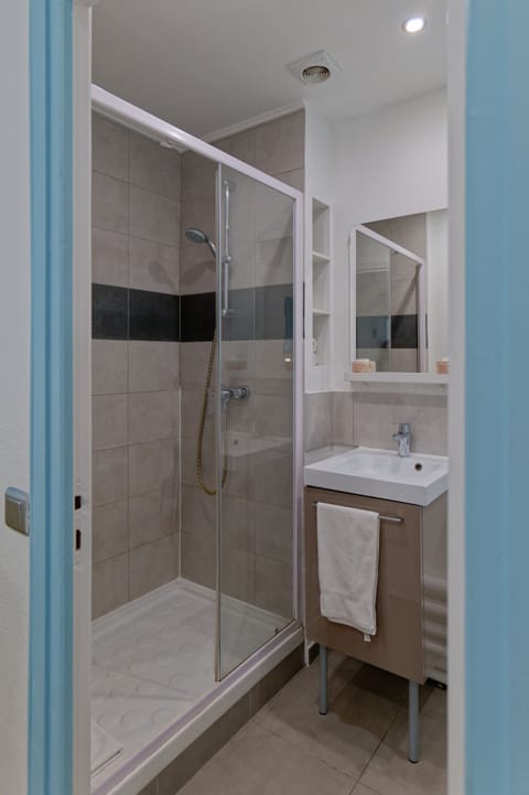 Desk, iron/ironing board, free WiFi