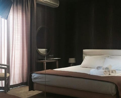 Desk, soundproofing, iron/ironing board, free WiFi