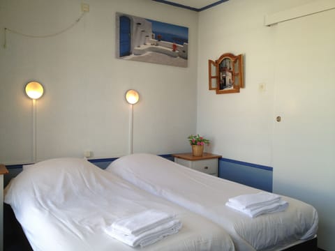 Standard Twin Room, 2 Twin Beds | Hypo-allergenic bedding available, minibar, in-room safe