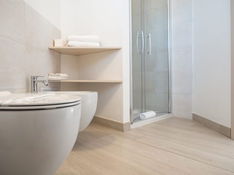 Shower, free toiletries, hair dryer, bidet