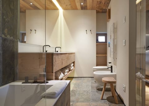 Junior Studio Suite | Bathroom | Free toiletries, hair dryer, bathrobes, slippers