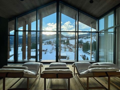 Couples treatment rooms, sauna, hot tub, steam room, massages