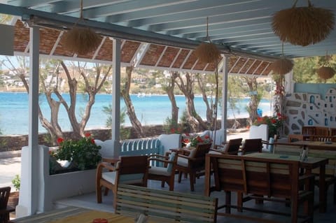 Breakfast and lunch served, international cuisine