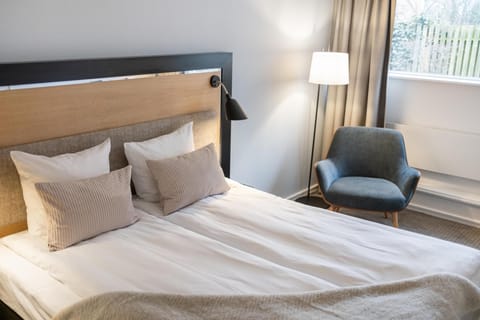 Standard room with  twin beds | Hypo-allergenic bedding available, desk, laptop workspace