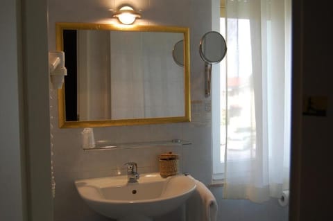 Shower, free toiletries, hair dryer, bidet