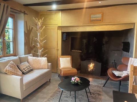 Family House (Le Pigeonnier) | Living area | 80-cm flat-screen TV with digital channels