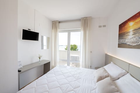 Double Room, Lagoon View (Small) | In-room safe, desk, free WiFi, bed sheets