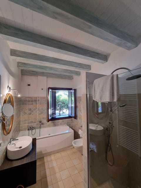 Junior Suite, Terrace | Bathroom | Free toiletries, hair dryer, bidet, towels