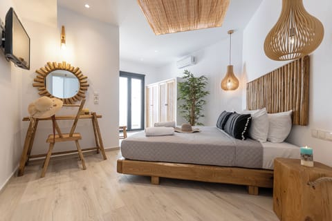 Suite Bon Vivant | Down comforters, pillowtop beds, in-room safe, soundproofing