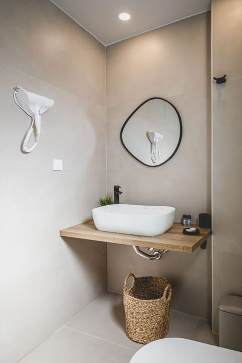 Business Apartment | Bathroom | Shower, hair dryer, towels