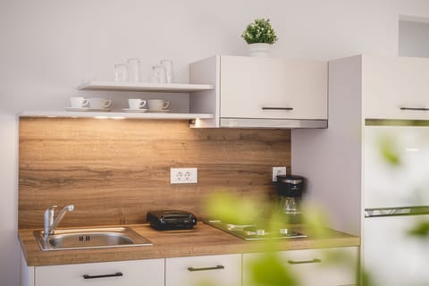 Business Apartment | Private kitchen | Fridge, toaster