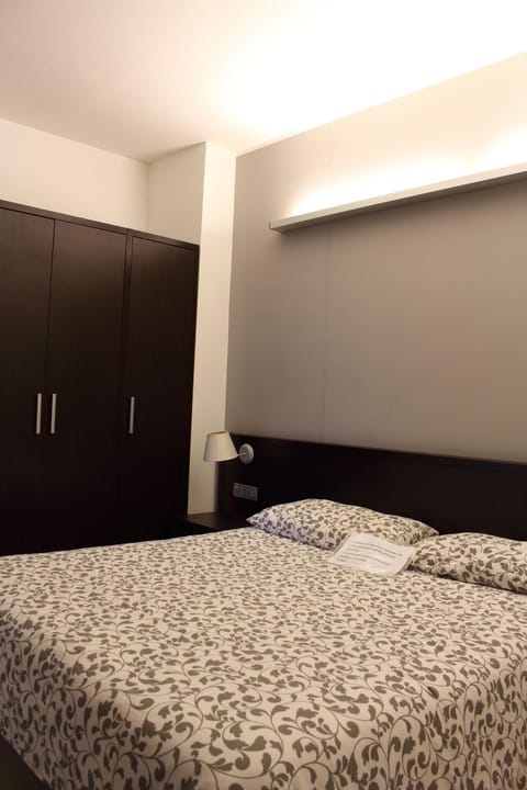 Minibar, desk, free WiFi, bed sheets