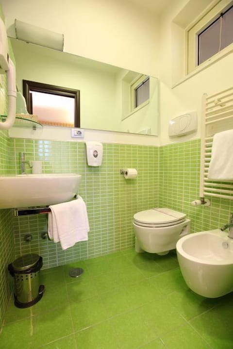 Double Room | Bathroom | Shower, rainfall showerhead, free toiletries, hair dryer