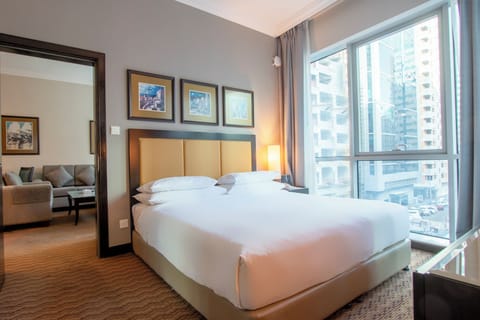 Deluxe Suite (One Bedroom) | Premium bedding, minibar, in-room safe, desk