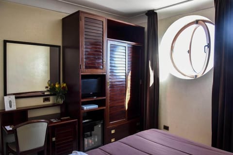 Double Room, Sea View | Egyptian cotton sheets, pillowtop beds, minibar, individually furnished