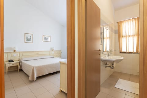 Double Room | Desk, blackout drapes, free WiFi, wheelchair access