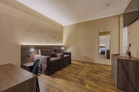 Panoramic Suite, Terrace, Lake View | Minibar, in-room safe, desk, free cribs/infant beds