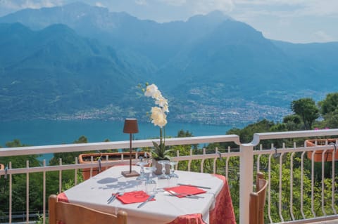 Breakfast, lunch, dinner served; Italian cuisine 