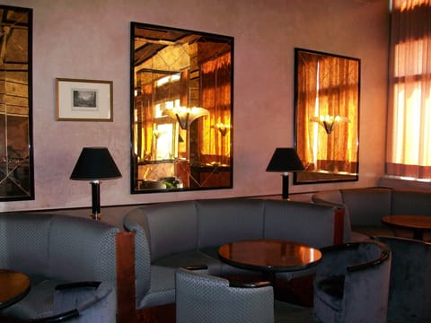 Serves breakfast and lunch