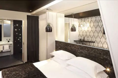Superior Room | Minibar, in-room safe, individually decorated, individually furnished