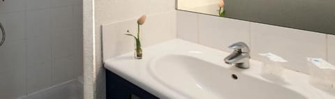 Shower, rainfall showerhead, free toiletries, hair dryer