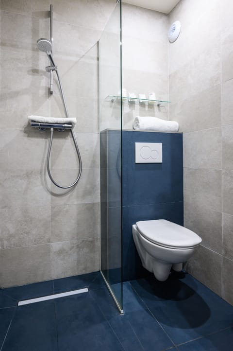 Double Room | Bathroom | Shower, free toiletries, hair dryer, towels