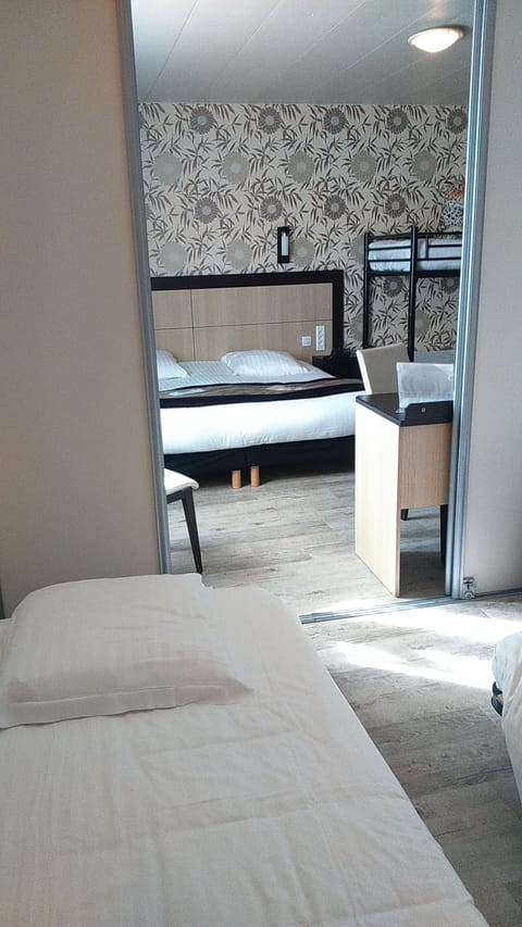 Family Room 6 people | Premium bedding, individually decorated, individually furnished, desk