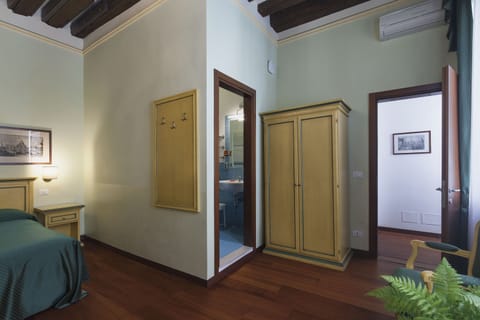 Quadruple Room | Living area | TV