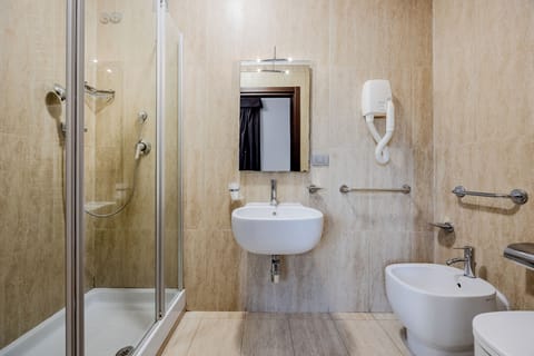 Shower, rainfall showerhead, free toiletries, hair dryer