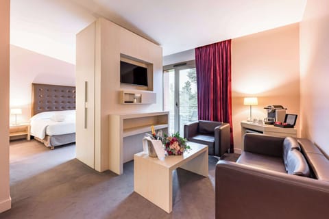 Suite | In-room safe, desk, soundproofing, iron/ironing board