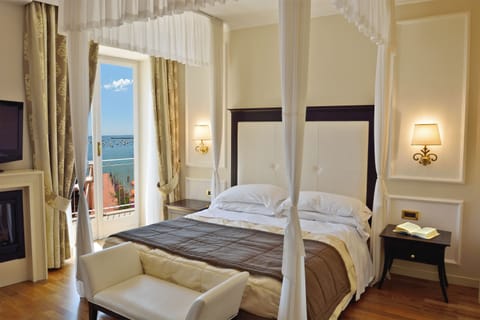Junior Suite, 1 Bedroom, Sea View (beach access included) | Down comforters, minibar, in-room safe, desk