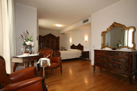 Down comforters, in-room safe, desk, soundproofing