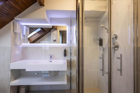Junior Suite, Terrace | Bathroom | Shower, free toiletries, hair dryer, bidet
