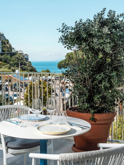 Breakfast and dinner served