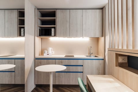 Comfort Studio, 1 Queen Bed, Kitchenette | Private kitchenette