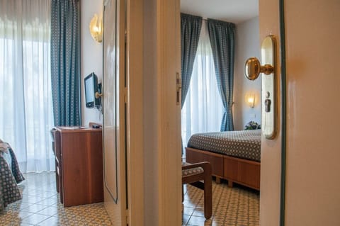 Triple Room | 1 bedroom, minibar, in-room safe, desk