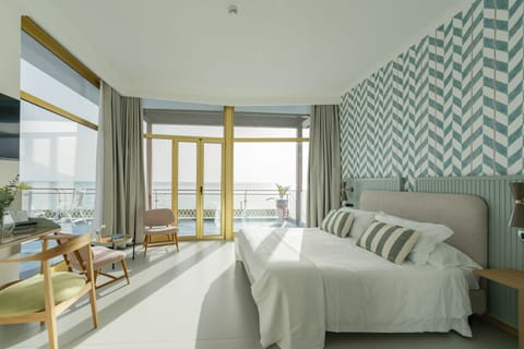 Junior Suite, Sea View | Premium bedding, minibar, in-room safe, desk