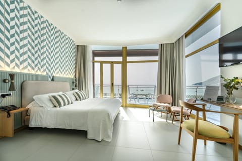 Junior Suite, Sea View | Premium bedding, minibar, in-room safe, desk