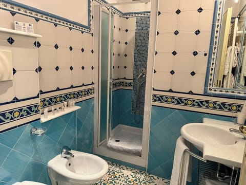 Deluxe Room, 1 Double Bed | Bathroom | Rainfall showerhead, free toiletries, hair dryer, bidet