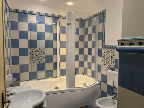 Deluxe Room, 1 Double Bed | Bathroom | Rainfall showerhead, free toiletries, hair dryer, bidet