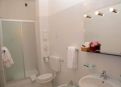 Triple Room | Bathroom | Free toiletries, hair dryer, bidet, towels