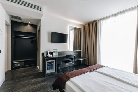 Minibar, in-room safe, desk, laptop workspace