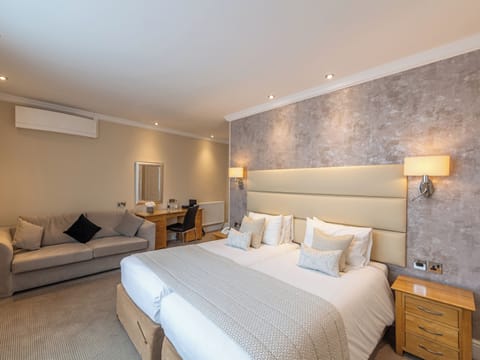 Deluxe Double Room | In-room safe, desk, laptop workspace, iron/ironing board