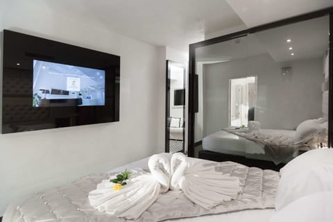 Junior Suite, 1 King Bed, Non Smoking (Living Room) | Down comforters, minibar, in-room safe, individually decorated