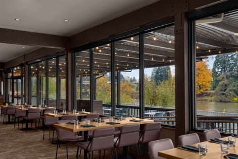 Dinner served, American cuisine, alfresco dining 