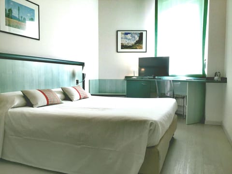 Minibar, desk, soundproofing, free WiFi