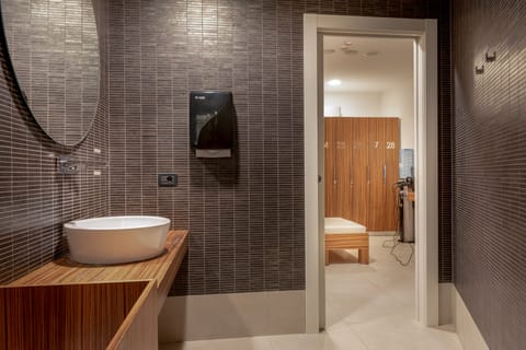 Couples treatment rooms, sauna, hot tub, steam room, body treatments