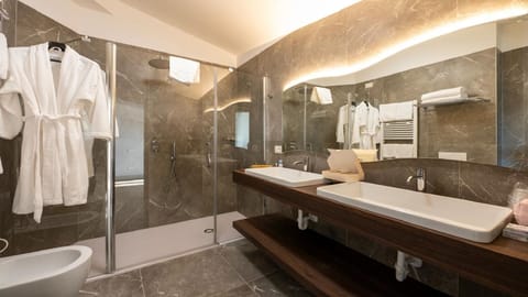 Junior Room, 1 Double Bed, Non Smoking | Minibar, in-room safe, desk, laptop workspace